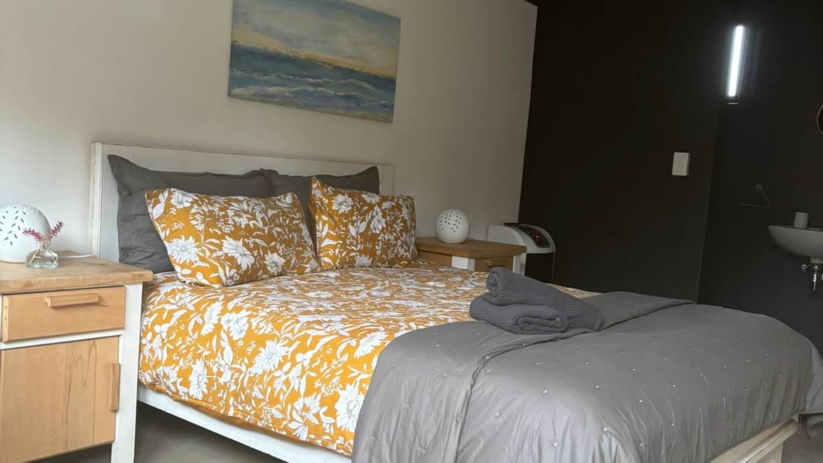 la hacienda accommodation ballito deluxe queen room 001